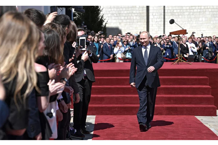 Семья, реформа Конституции и СВО: Кремль впервые за шесть лет обновил биографию Путина