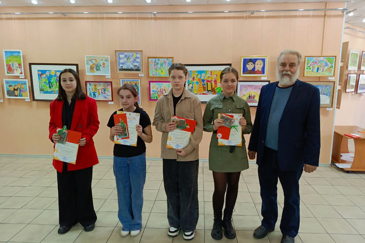 В Абакане наградили победителей городского конкурса детского рисунка «Золотая кисточка» 