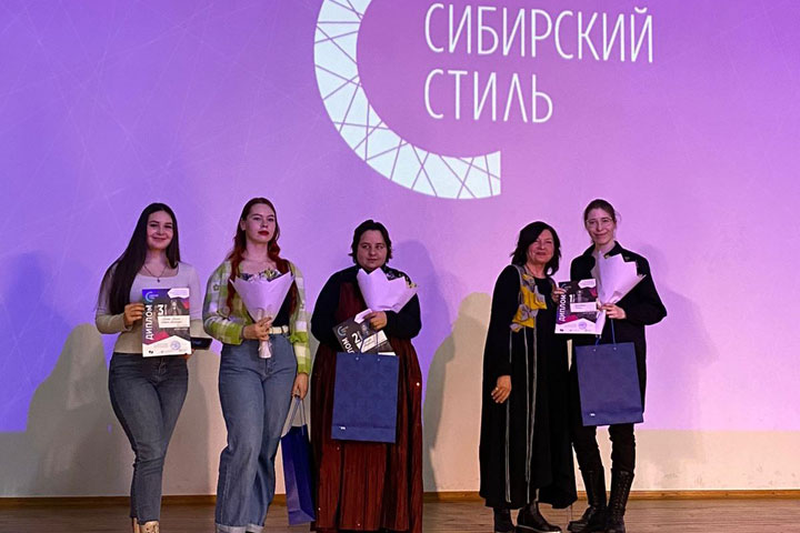 Коллекция одежды и аксессуаров студентов-дизайнеров ХГУ покорила сердца жюри «Сибирского стиля»