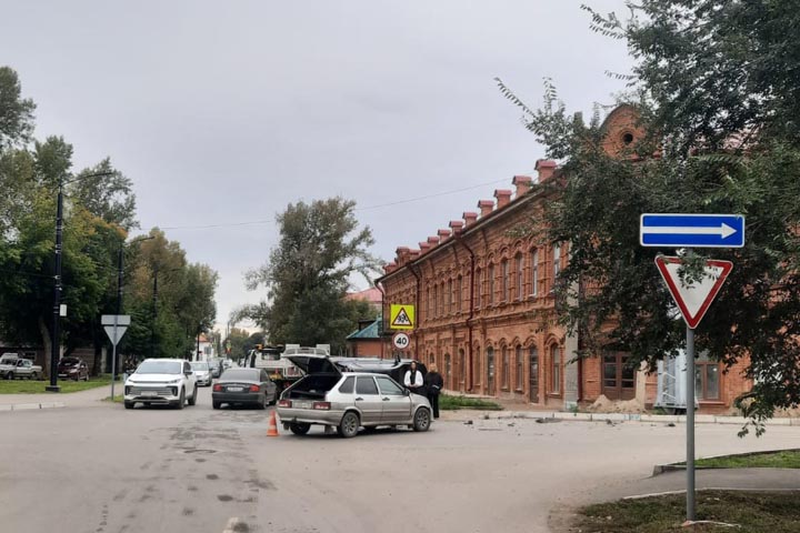 В Минусинске напротив представительства Нацбанка на бок опрокинулась иномарка