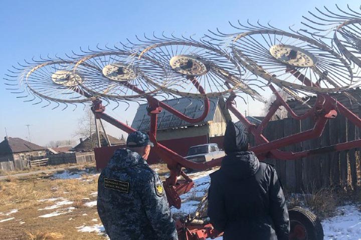 В Хакасии компаньона заставили вернуть фермеру валковые грабли и пресс-подборщик