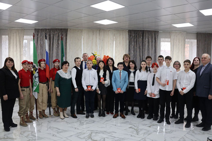 Школьникам Алтайского района торжественно вручили паспорта
