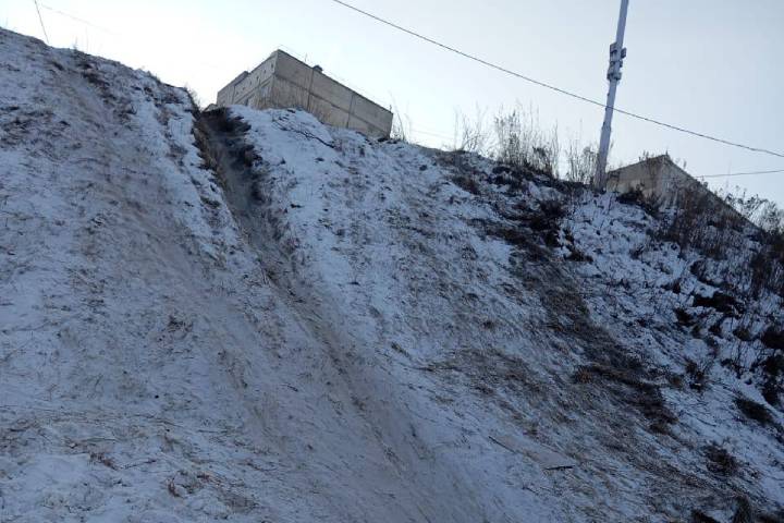 Подросток налетел на огромный камень, катаясь с горки возле дома