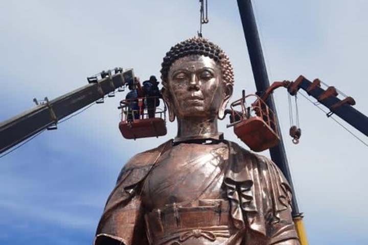 Сергей Шойгу подарил Туве огромную статую Будды