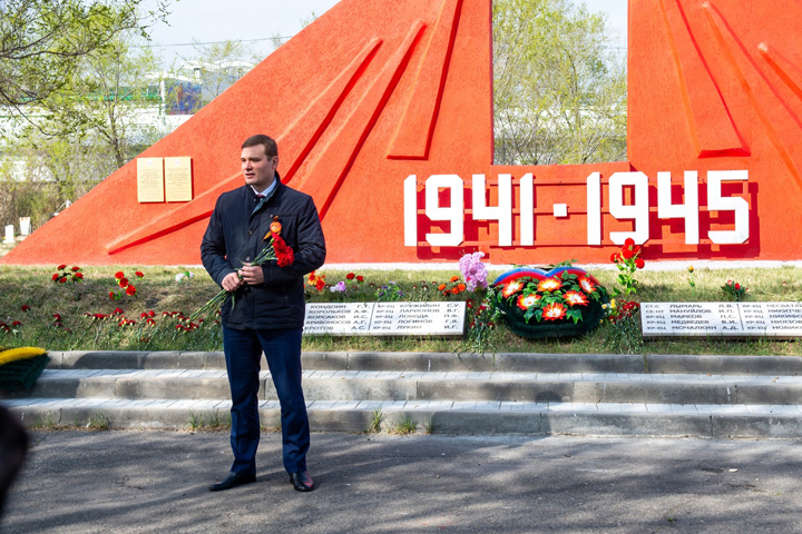 Валентин Коновалов почтил память воинов, умерших от ран в абаканских госпиталях 