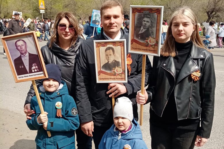 Валентин Коновалов рассказал, с чьими портретами он и его семья прошли в составе Бессмертного полка