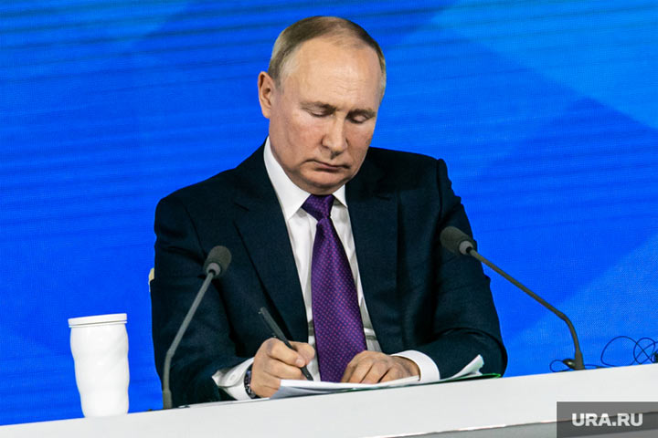 Путин поручил разобраться с международными расчетами
