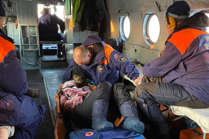 Спасатели эвакуировали туристку с хребта Борус