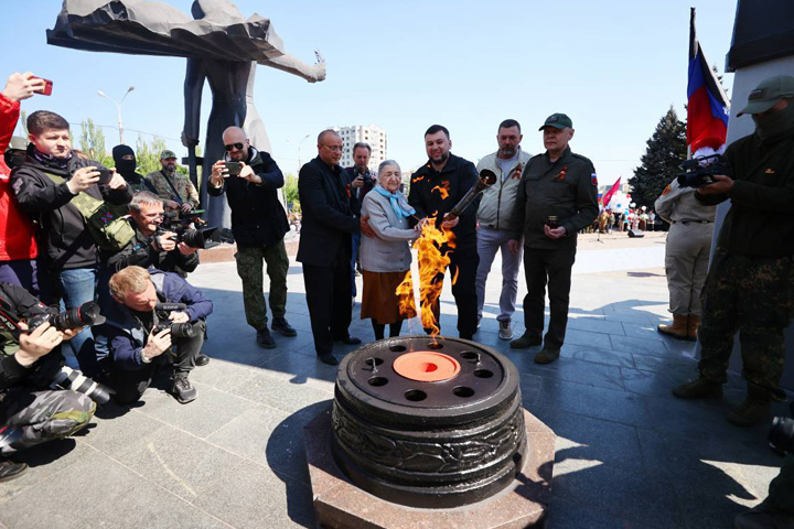 «Единая Россия» зажгла Вечные огни в Мариуполе