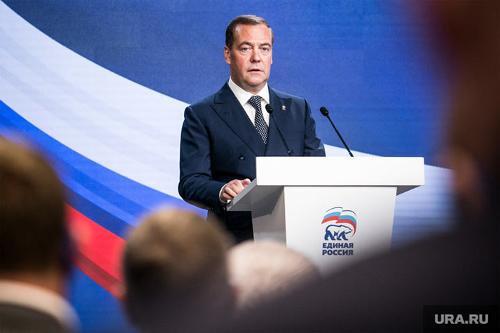 Медведев заявил, что России плевать на мнение стран G7