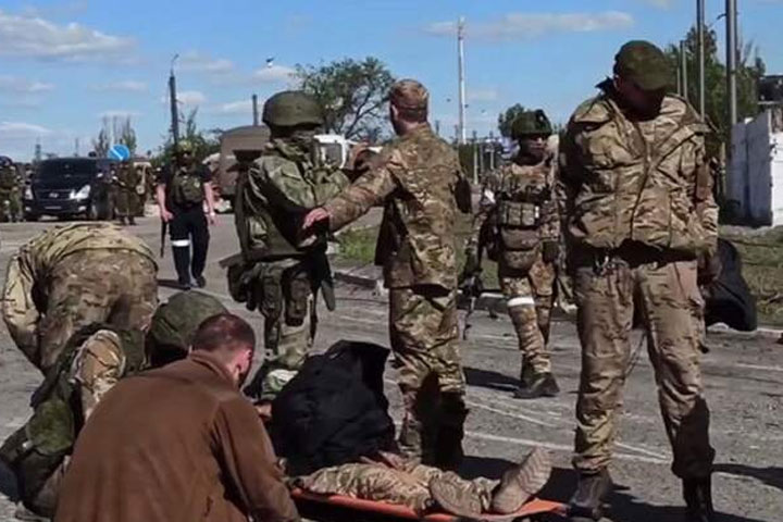 В плену заблуждений: почему украинцы радуются капитуляции гарнизона «Азовстали»