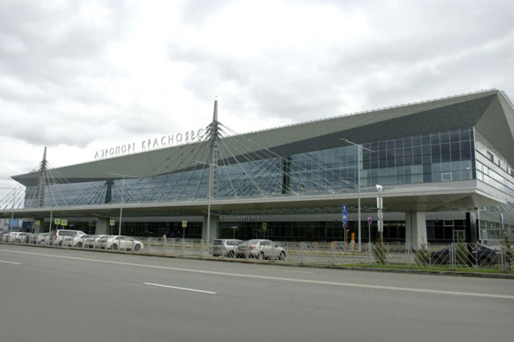 В аэропорту у пассажиров отобрали вынесенные из самолетов спасжилеты