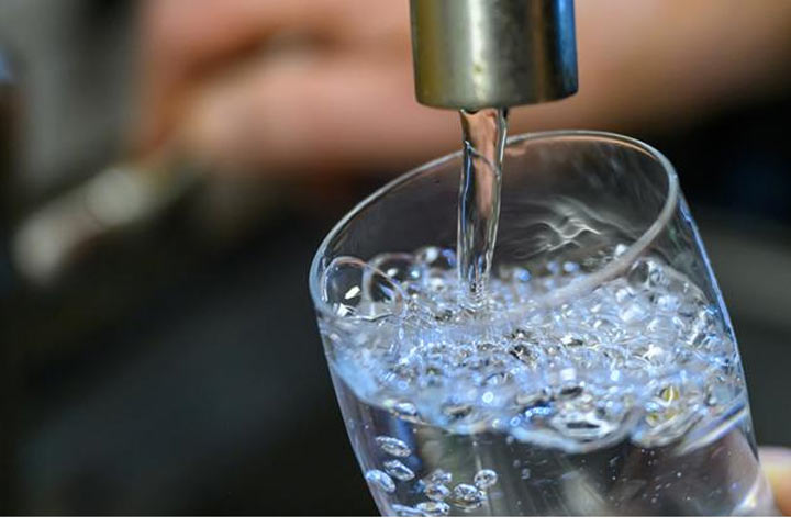 Врач сказал, сколько воды нужно пить в день в зависимости от массы тела и возраста