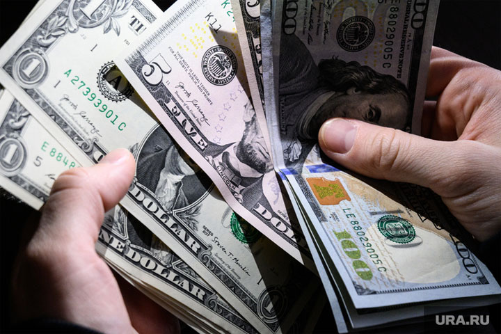 Курс доллара США впервые за четыре года упал ниже 60 рублей
