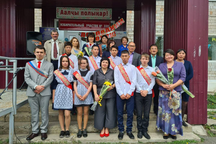 Депутаты «Единой России» поздравляют выпускников на торжественных линейках в школах Хакасии
