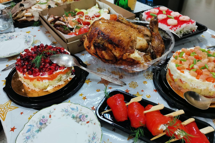 Вода, прогулки и сорбент: как восстановиться после праздничного застолья 