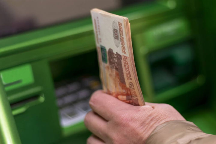 Центробанк РФ назвал фейком месяца слухи о грядущих ограничениях на снятие наличных