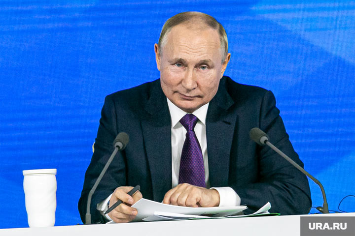Путин повысил зарплату чиновникам