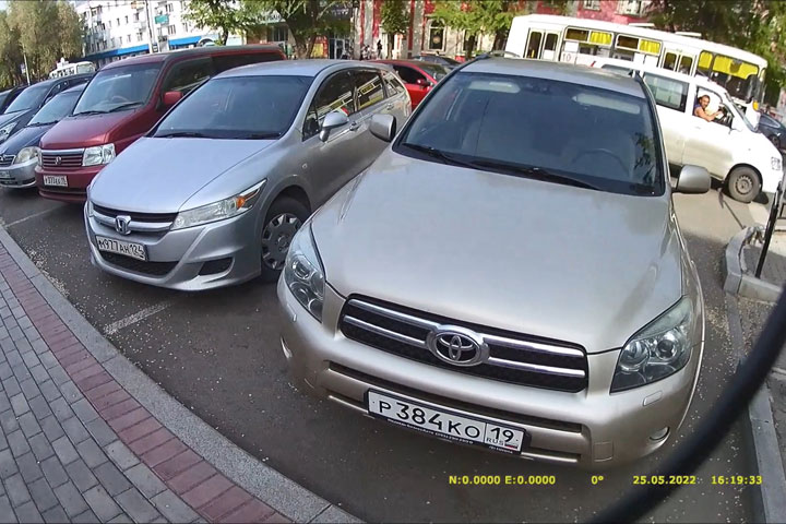 «Доска АНТИпочета»: автомобилист продолжает бороться с парковками в центре Абакана