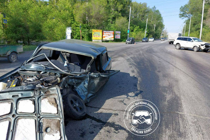 В Абакане на Игарской и Советской столкнулись два автомобиля 