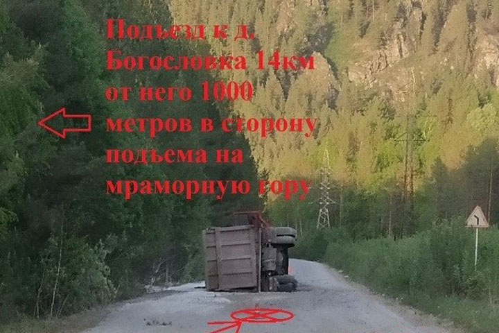В Хакасии опрокинулся грузовик с мраморной крошкой 