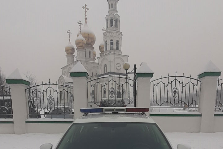 На Крещение возле храмов и прорубей в Хакасии дежурит ДПС 
