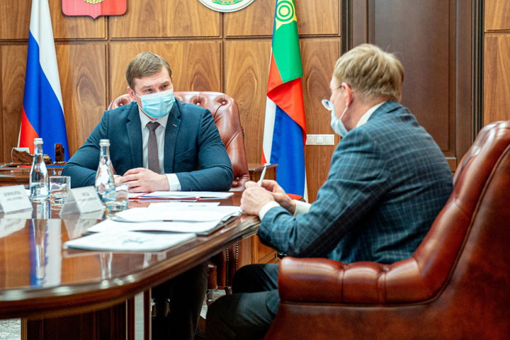 Министр спорта Хакасии Сергей Кочан выступил перед главой Хакасии с докладом 