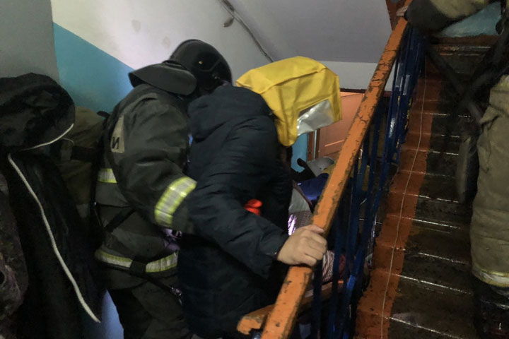 В Саяногорске горела многоэтажка, жильцов пришлось эвакуировать