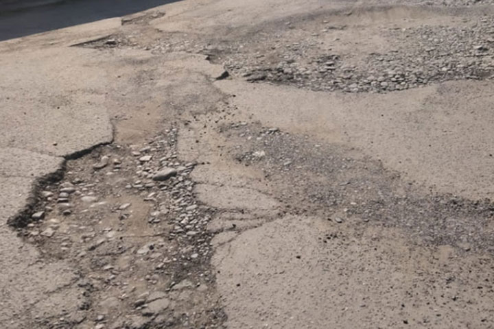 Аппарат главы Хакасии забыл про разбитую дорогу в центре столицы 