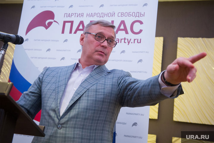 Экс-премьер РФ Михаил Касьянов уехал из России
