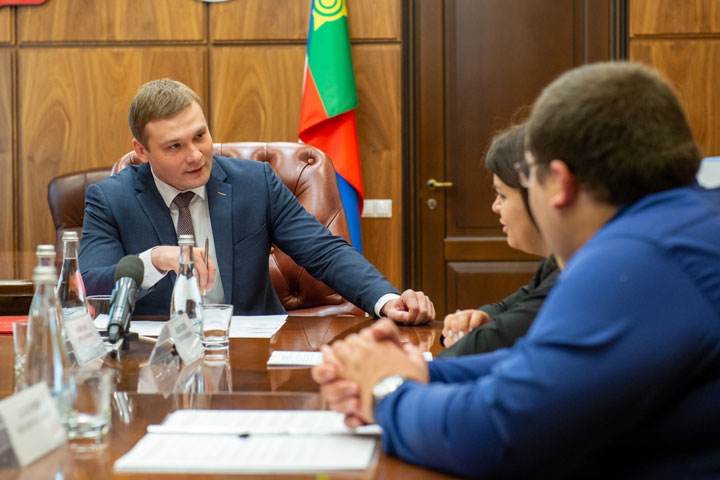Коновалов и представители Минсельхоза России обсудили программу комплексного развития села