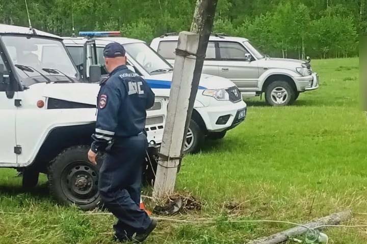 В Хакасии водитель УАЗа умудрился врезаться в столб в чистом поле