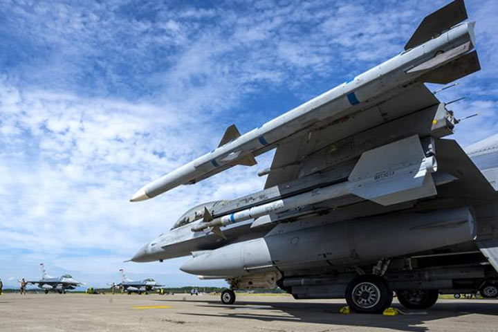 МиГи или F-16: США готовятся в небе над Украиной дать нам воздушный бой. Но боятся