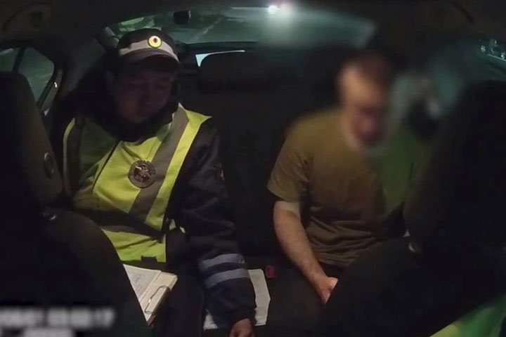 Нетрезвый водитель пытался соблазнить полицейских бесплатной шаурмой  