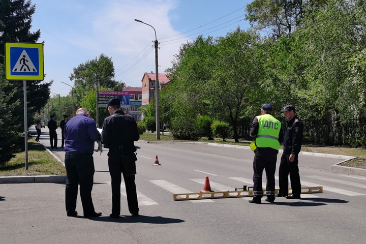 ЧП в Черногорске: на пешеходном переходе сбита семья, погибла 4-летняя девочка