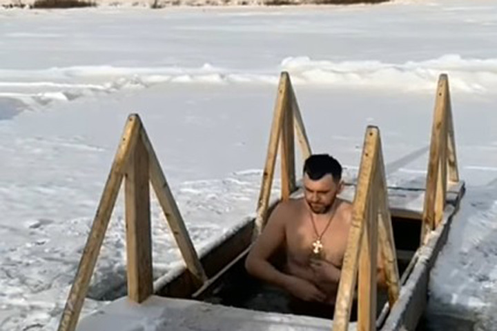 Иннокентий Стряпков взбодрился в ледяной воде