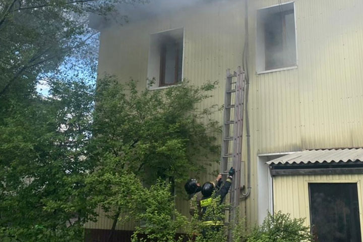 В Черногорске горел 4-квартирный дом 
