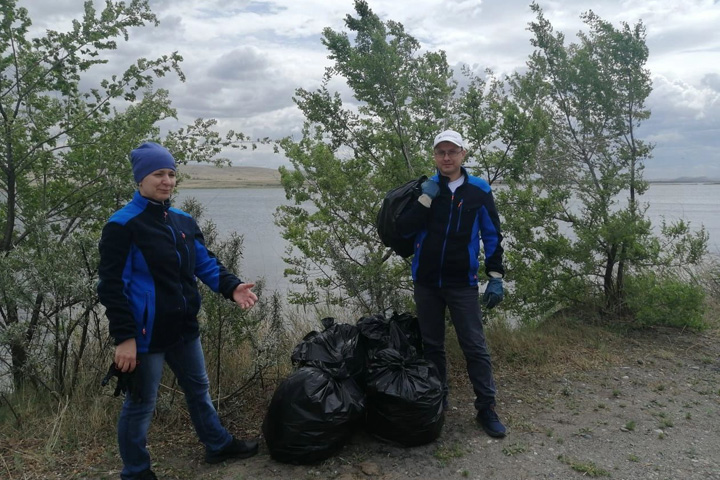 Разрез Майрыхский отметил День эколога субботником на озере Турпанье