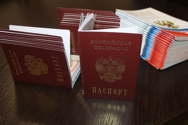 Юные граждане Хакасии получили свои первые паспорта