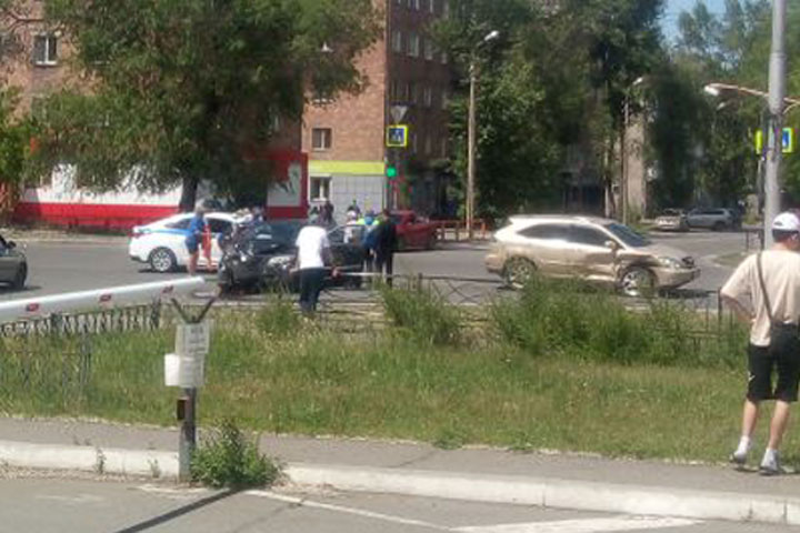В Абакане на Пушкина и Ленкомсомола столкнулись автомобили 