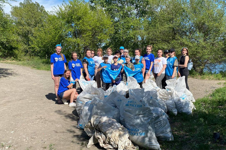 В Хакасии экологическим десантом очистили от мусора берег реки Абакан 