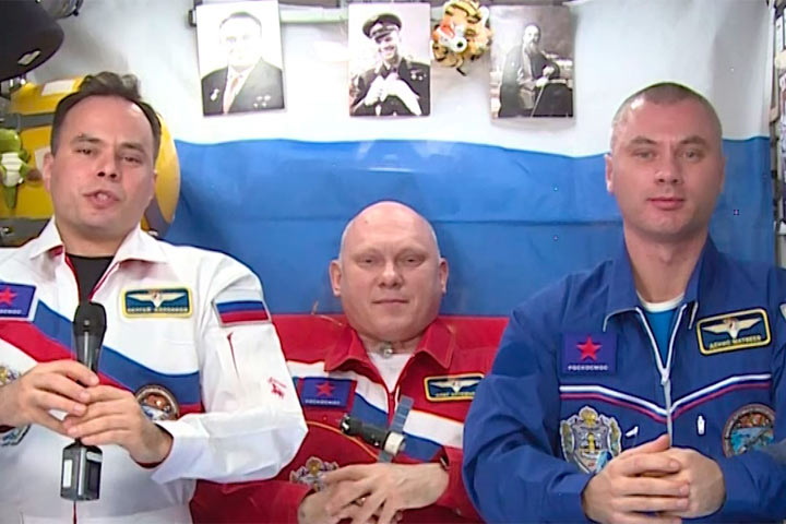 Космонавты с МКС поздравили соотечественников с Днем России. Видео