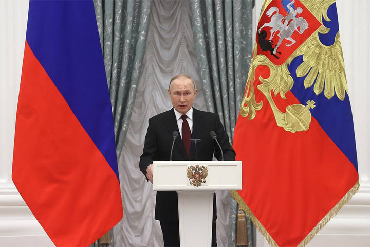 Путин вручает в Кремле награды Героям Труда и лауреатам госпремий 2021 года