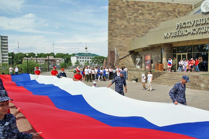 В столице Хакасии развернули тридцатиметровый российский флаг