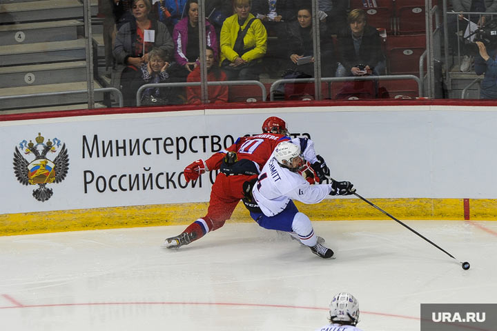 Российскую сборную по хоккею сняли с рейса из-за пьянства