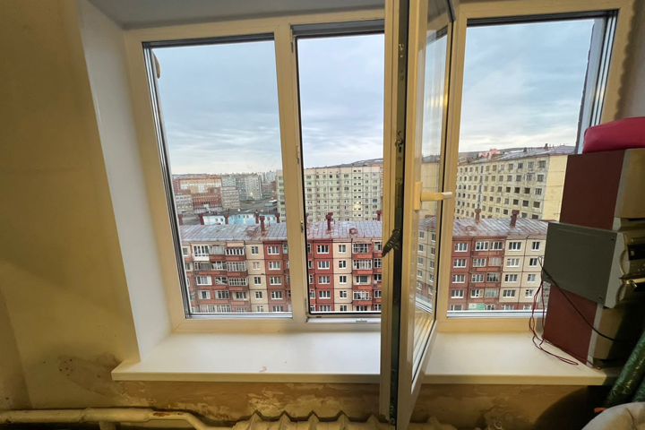 Москитная сетка не выдержала: в Саяногорске малышка выпала из окна 