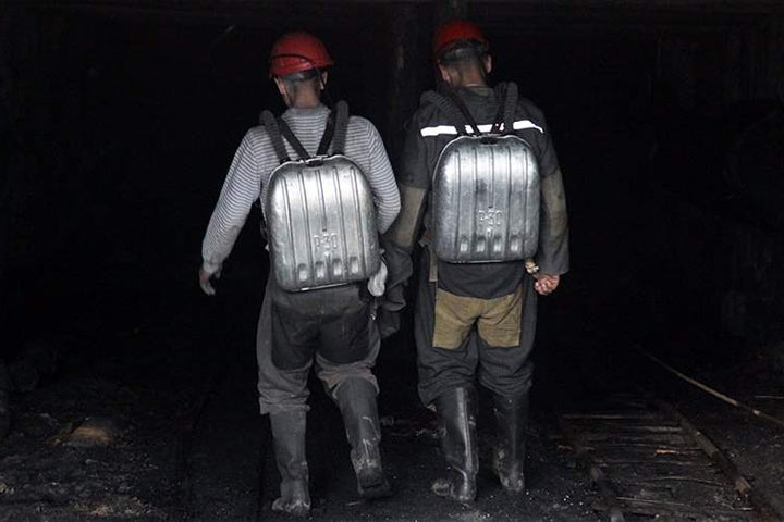 Украинские националисты обесточили шахту в Донецке, 77 горняков под землей