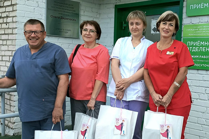 Сотрудники саяногорского Медцентра помощи и спасения получили подарки от Олега Дерипаски