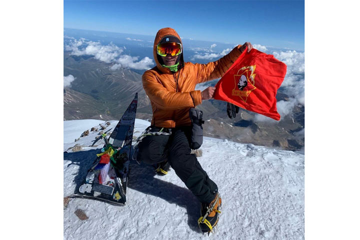 Тюменцы отпраздновали 100-летие пионерии на вершине Эльбруса