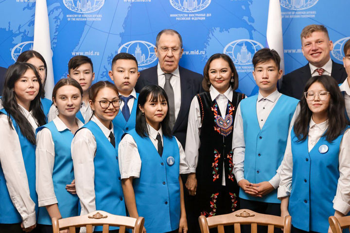 Глава МИД России встретился с юными дипломатами Хакасии 